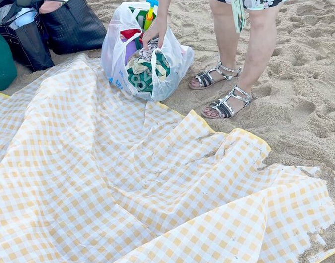 巨乳妈妈弯腰帮忙收拾东西,一整个巨乳露出来,有一瞬间还露点了。 原创高抄預覽群連結