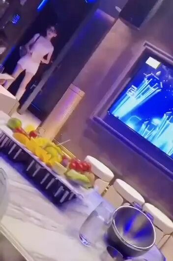 今晚的MVP，是个眼睛妹，玩的很开，很反差。