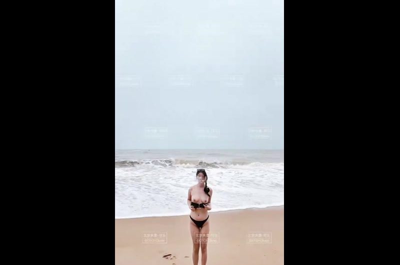 RT : 来户外玩，还是穿比基尼方便👙