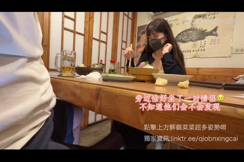 RT : 餐廳足交篇 偷偷桌下足交好刺激