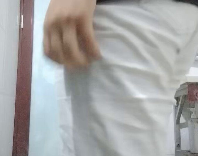 RT : 爷爷奶奶在院子里晒太阳，我却在卫生间偷偷的给你们看肥臀。喜欢吗？私我可领取在亲弟弟面前撅屁股照片一张