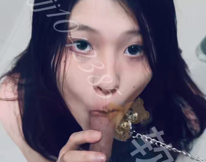 RT : 在男大寝室为他跪地口交👄