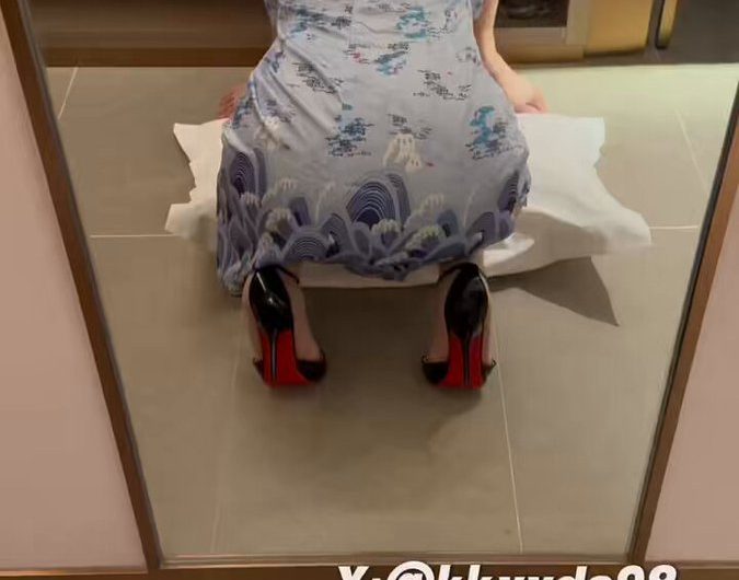 RT : 感觉外面有人在一直偷听呀，那就开门看看是谁！换做是你看到我这样，你是选择进来，还是直接走开呢 。