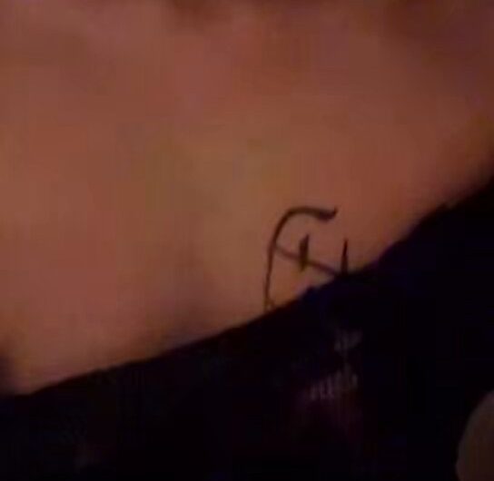 老婆自己一个人去足浴店找男技师洗脚，看见是个年轻的小帅哥老婆性欲大发，露出奶子骚逼勾引足浴小哥，还让小哥在老婆胸上写上母狗两个字，大家猜一猜最后足浴小哥有没有操…