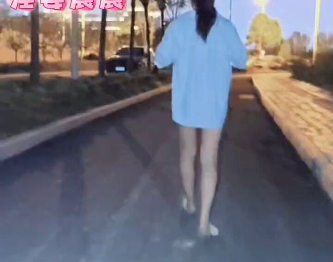 散步露出，故意在路人面前发出指令。路人一直好奇的回头看，又不敢过来。没想到全部过程被后面经过的路人看在眼里，顺手摸了一下就要跑，谁知母狗主动掀起衬衫，让路人小哥…