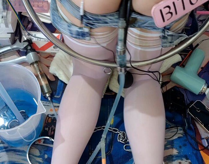 棒棒有三根，一个计划拿手上的，你们每次都能看到的幅度小小的那个，但别说跪着时候，哪怕躺姿，伺候嘴上忍着小x，再侍奉手上第三条真的做不到呀。