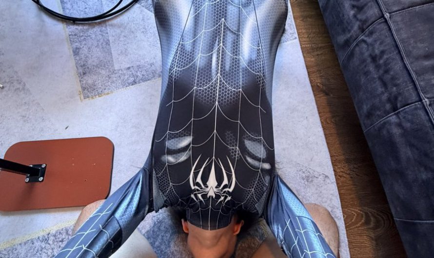 圣诞节蜘蛛侠系列： 这个cosplay让我有拯救的欲望，黑暗中扒开窗帘， 偷看男友勃起的冲动，迷离的眼神，…