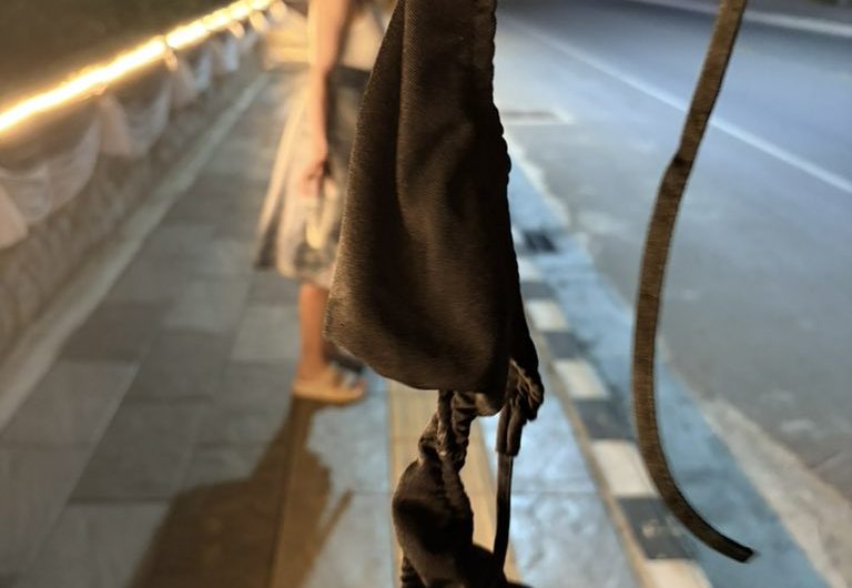 在大马路上内裤被男友抢走了。