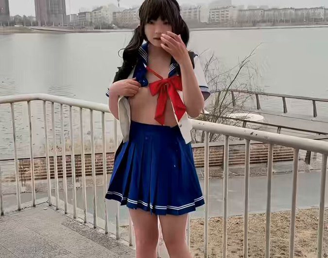 环卫工大爷这有一只随地尿尿的小狗，麻烦带走使用，还笨笨的不会蹲着尿尿。 投稿✉️：