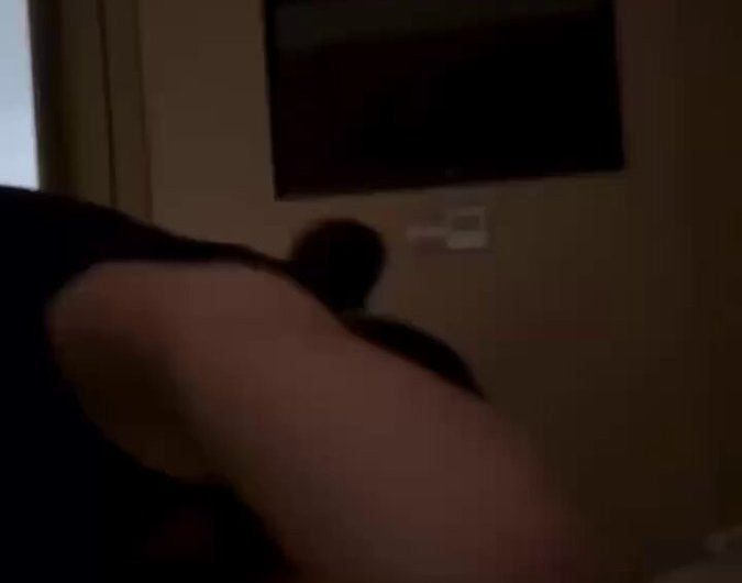 洗脚洗到一半她说有点头晕，我只是把腿借她靠一下而已