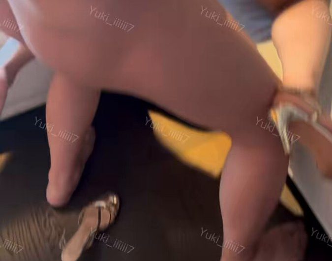 单男要把大鸡巴插入之前还叫我过来亲眼看着，还在洞口蹭两下让我亲眼看着老婆被别的男人插入，嘴里还吃着一根鸡巴，身上没有一寸是属于我的，这种心理只有绿帽才懂吧