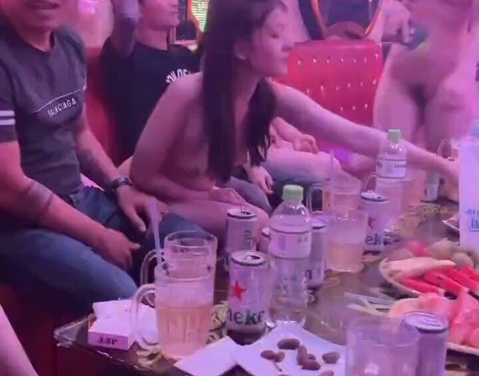 商K全裸场，灯红酒绿的包厢里，全裸公主，左拥右抱，台上风骚裸舞