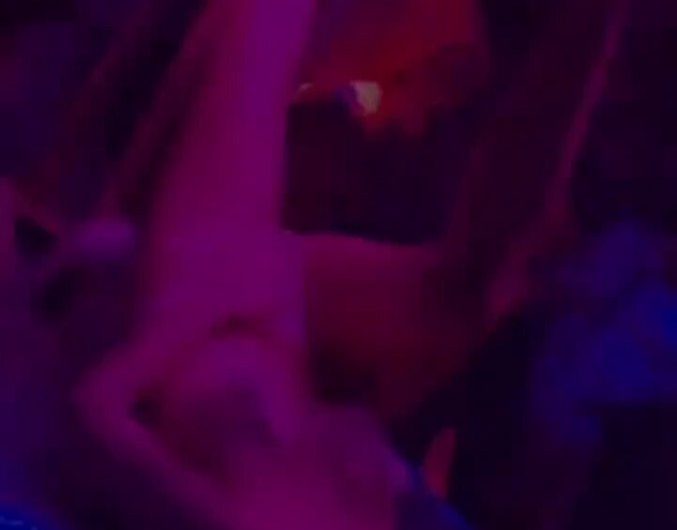 酒吧气氛组三点式热舞，三角处对着观众一览无余，性感身材搭配高跟鞋抖臀，台下大哥忍不住翘起大拇指