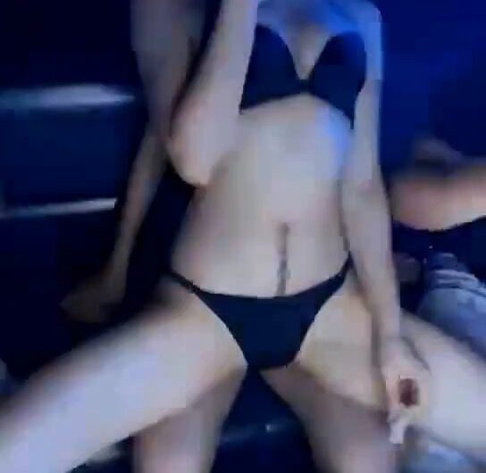 商K小姐三点式骑马舞，和大哥热情互动中