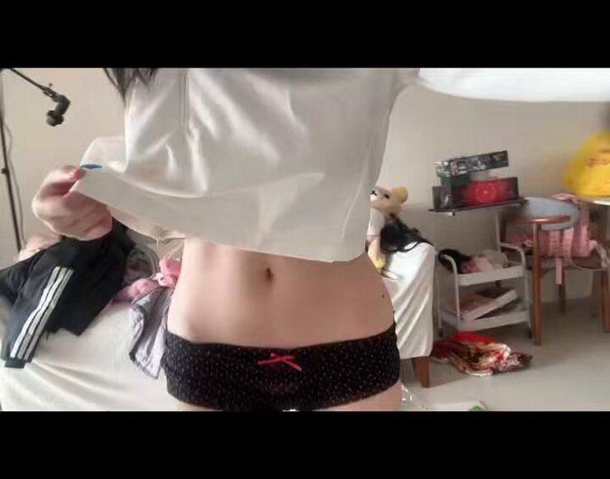 线下vlog～在哥哥家约会～坐哥哥腿上玩三角洲～最后被🐍肚子上了~>_<~