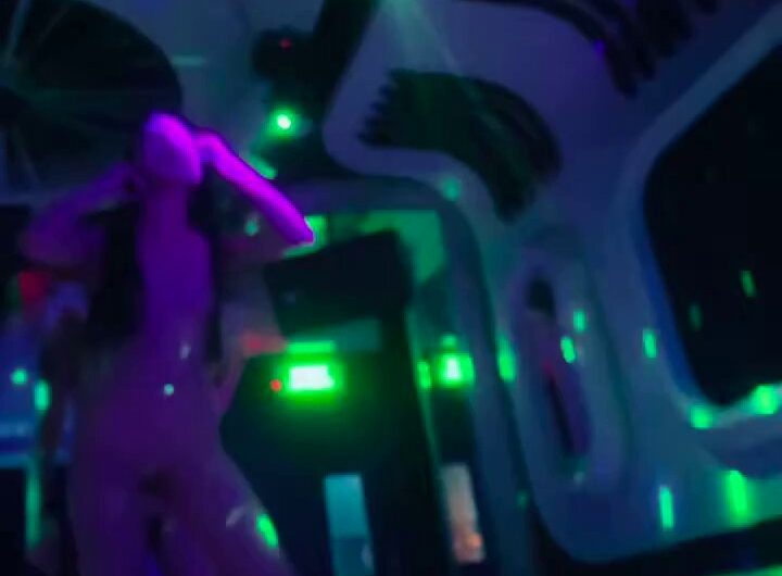 镭射灯下，全裸出场，扭动腰肢，可惜奶子太小