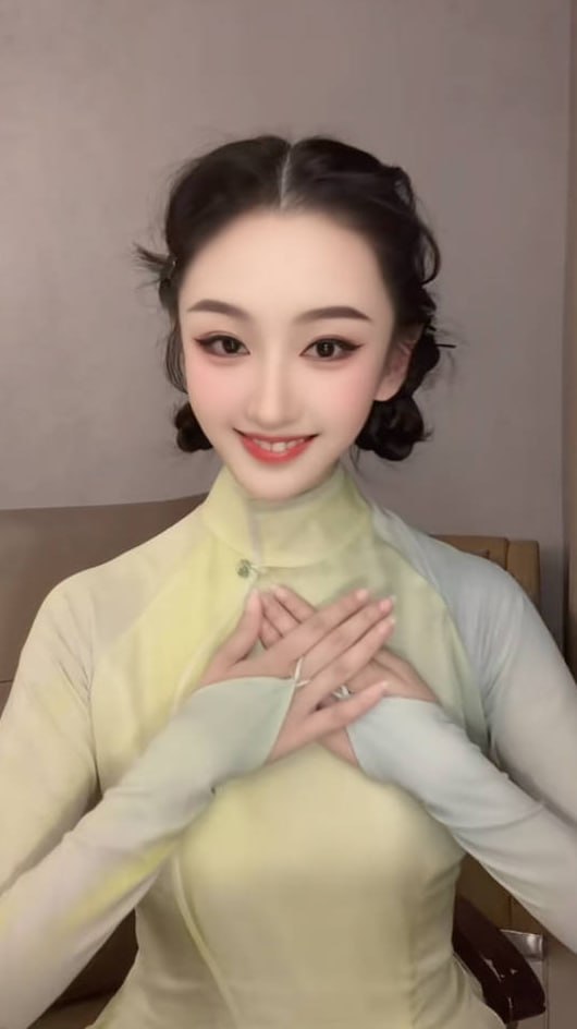 #抖音 #黄梅戏楼若菡
抖音【黄梅戏楼若菡】反差气质美女跟大哥约啪私拍吃鸡啪啪